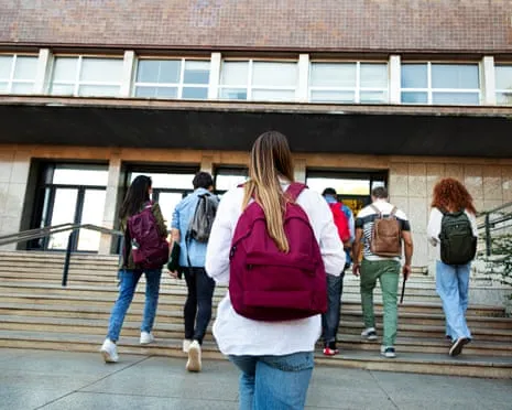 While Young Men Shift Toward Conservatism, the Rise of the 'Relaxed Female' Trend Becomes Apparent